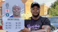 Adebayo Akinfenwa dengan bangga memajang FIFA Card miliknya. (Dok. Twitter/@deRealAkinfenwa)