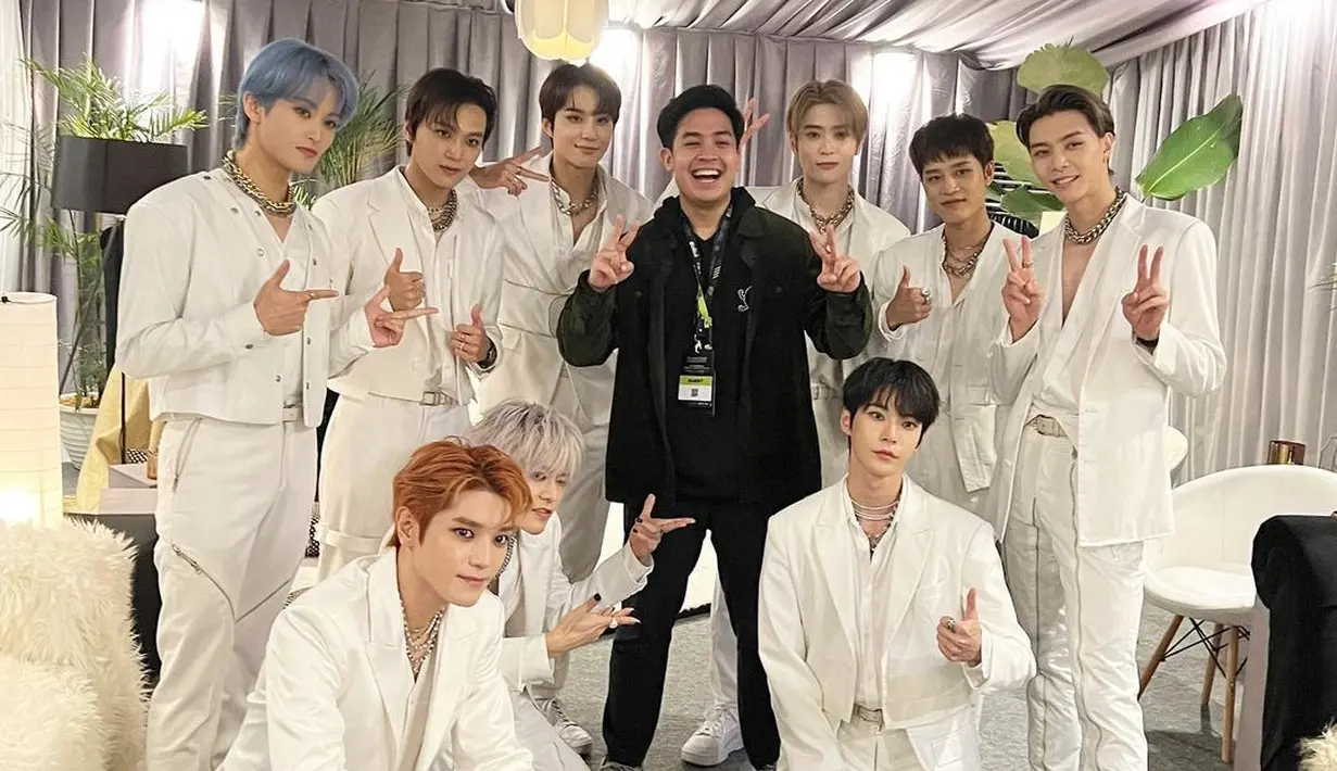 Outfit serba-putih member NCT 127 hadir dalam beragam siluet dari cropped blazer sampai cropped jacket. [IG @jeromepolin]