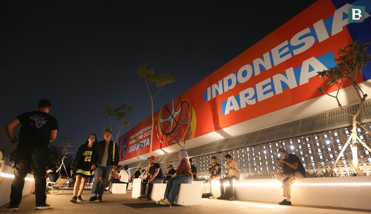 Sejumlah penonton mengunjungi fasilitas Sky Garden Indonesia Arena, Senayan, Jakarta sebelum laga Grup H Piala Dunia FIBA 2023 antara Kanada melawan Latvia pada Selasa (29/08/2023). (Bola.com/Bagaskara Lazuardi)