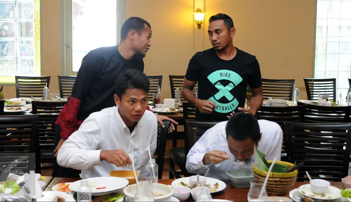Penggawa Sriwijaya FC, Supardi, Firman Utina, A Jufriyantio dan M Ridwan saat menikmati  hidangan di Bandung, Sabtu (19/3/2016). Manejemen Sriwijaya FC memilih makan bersama saat jeda laga turnamen Piala Bhayangkara 2016. (Liputan6.com/Helmi Fithriansyah)