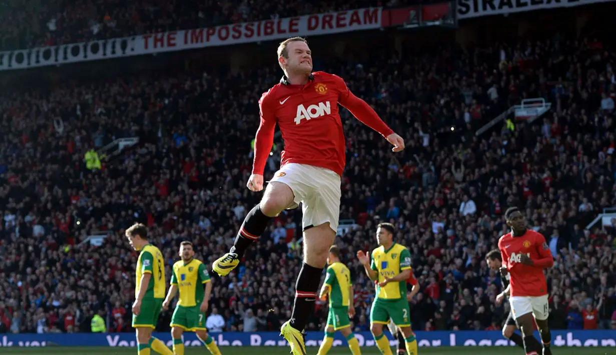 Penyerang Manchester United, Wayne Rooney melompat merayakan golnya ke gawang Norwich City di laga lanjutan Liga Primer Inggris di stadion Old Trafford (27/4/2014). (REUTERS/Nigel Roddis)