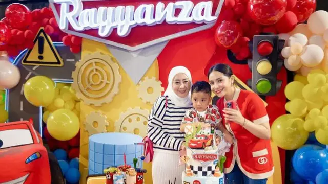 Potret Ulang Tahun Rayyanza ke-3 Bertemakan Animasi Cars. [@rieta_amilia]
