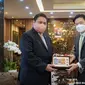 Menteri Koordinator Bidang Perekonomian Airlangga Hartarto dalam pertemuannya dengan Menteri Keuangan Singapura H.E. Lawrence Wong di Jakarta, Rabu (18/05). (Sumber: ekon.go.id)