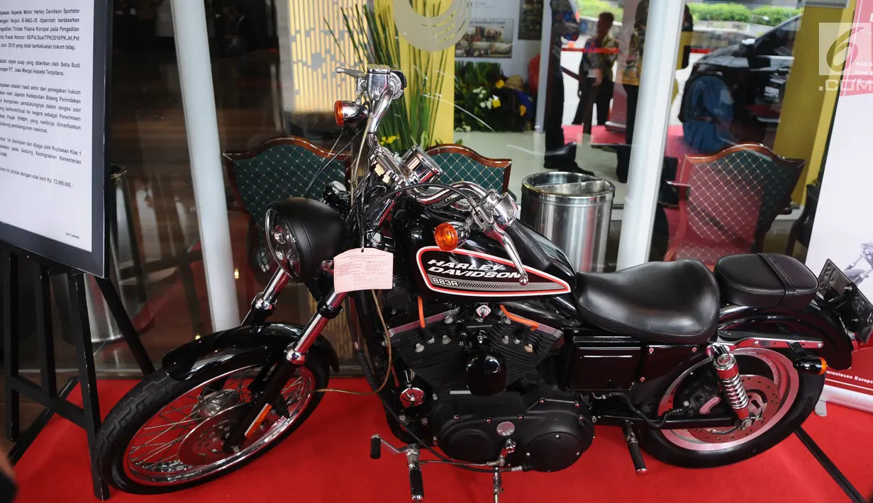 Motor Harley milik terpidana korupsi yang dilelang KPK saat peringatan Hari Anti Korupsi Sedunia di Jakarta, Selasa (4/12). Motor Harley milik Auditor Madya milik Sigit Yugoharto memiliki nilai limit sebesar Rp 72 juta. (Liputan6.com/Angga Yuniar)