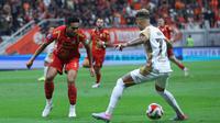 Bek sekaligus kapten Persija Jakarta, Rizky Ridho fokus agar tidak terlewati oleh winger Dewa United, Noah Sadaoui dalam laga tunda pekan ke-21 BRI Super League 2025/2026 di JIS, Minggu (15/3/2026). (Bola.com/M. Iqbal Ichsan)