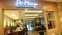 Pengunjung melintas di depan restoran bercitarasa Italia De Margo Ristorante Italiano & Bar pada saat pembukaan di The Bellezza Permata Hijau, Albergo tower, Jakarta (03/2/2023). (Liputan6.com)