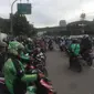 Ojek On Line masih mangkal di lokasi lama meski Pemprov DKI sudah punya disain penataan Tanah Abang (Liputan6.com/Delvira Chaerani Hutabarat)