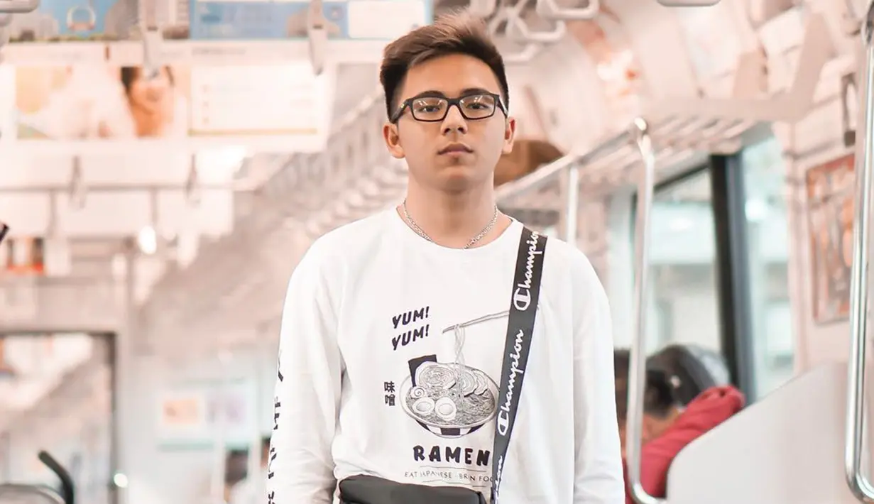 Selain menjajal gunakan kimono, Brandom pose ganteng saat ia mencoba transportasi umum di Negeri Matahari Terbit tersebut. (Liputan6.com/IG/@brandon_lilhero)