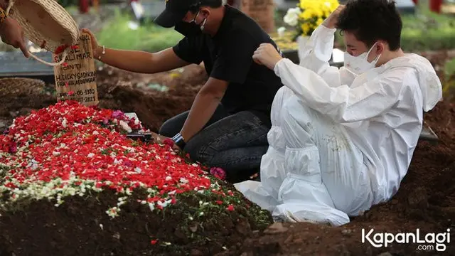 6 Momen Anak Jane Shalimar Antarkan Mendiang Ibu ke Pusara, Tak Kuasa Tahan Tangis