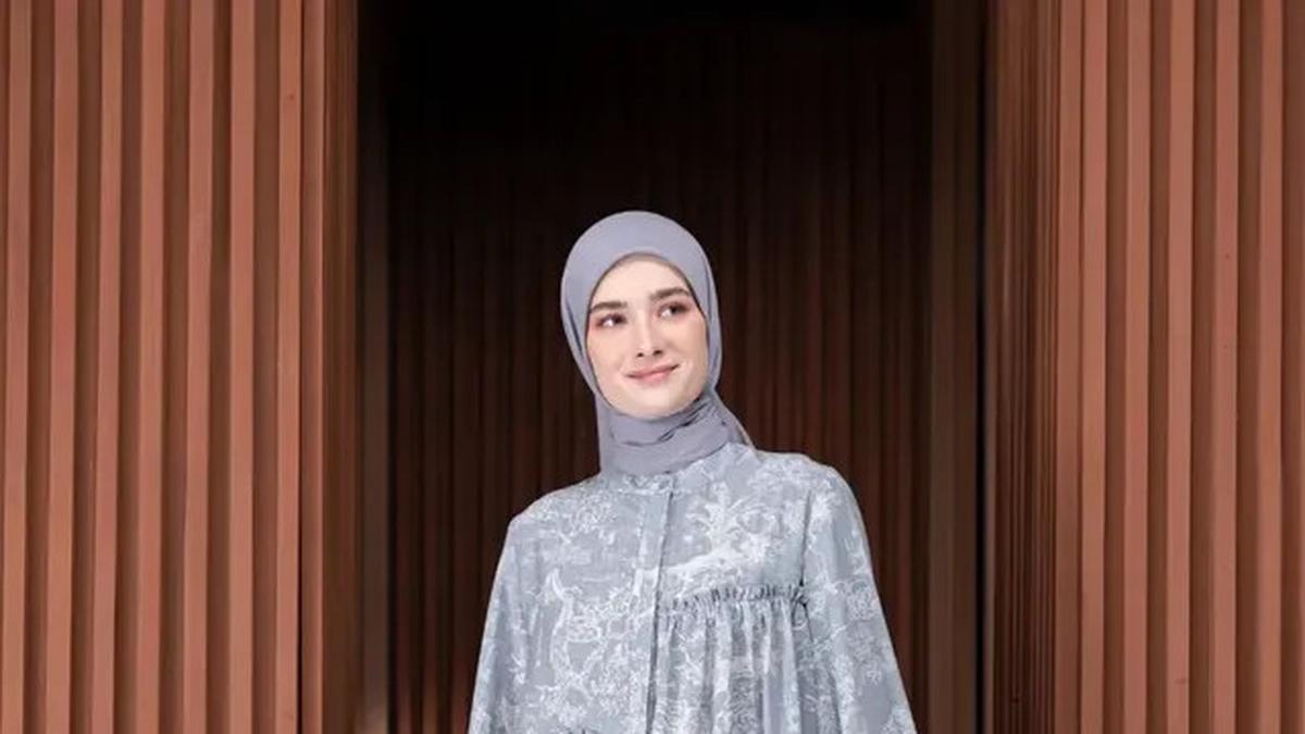 8 Model Blouse dan Tunik Lengan Balon 2025, OOTD Hijab Simpel yang Tetap Fashionable
