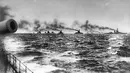 Armada Agung Inggris pimpinan John Jellicoe dalam perjalanan menemui armada Angkatan Laut Kekaisaran Jerman untuk Pertempuran Jutland di Laut Utara, 31 Mei 1916. Perang Dunia I diikuti dua aliansi bertentangan, Sekutu dan Blok Sentral. (AP Photo, File)
