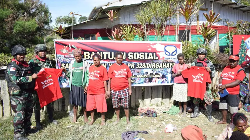 BUMN konstruksi PT Brantas Abipraya (Persero), membagikan bantuan sandang ke masyarakat daerah perbatasan di Papua dengan menggandeng Satuan Yonif Para Raide.