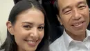 Aurelie juga hadir dengan mengenakan kemeja putih lengan panjang yang kompak dengan Jokowi. [Instagram/@aurelie]