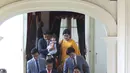 Presiden  Joko Widodo bersama ibu negara Iriana didampingi putra putrinya bersiap meninggalkan Istana Merdeka menuju gedung DPR, Jakarta, Minggu (20/10/2019). Jokowi bersama keluarga menuju DPR untuk dilantik menjadi presiden untuk kedua kalinya. (Liputan6.com/Angga Yuniar)