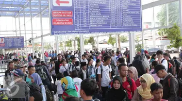 Calon penumpang mengantri untuk menaiki kereta api di Stasiun Senen, Jakarta, Rabu (23/12). Libur Natal dan Tahun baru di manfaatkan sejumlah masyarakat untuk berlibur dan kembali ke kampung halaman. (Lipitan6.com/Angga Yuniar)