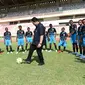Menteri BUMN Erick Thohir usai mendampingi Presiden Jokowi meresmikan pusat pelatihan sepak bola di Stadion Lukas Enembe Papua. Peresmian Papua Football Academy (PFA) ini digadang jadi pengembangan potensi anak-anak asli papua.