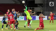 Sejumlah pemain timnas Indonesia U-20 terlibat dalam kemelut di depan gawang Guatemala U-20 yang dikawal Jorge Estuardo Moreno Alfaro (tengah) pada turnamen mini International Friendly Match di Stadion Utama Gelora Bung Karno, Selasa (21/2/2023). Timnas Indonesia U-20 harus menelan pil pahit kekalahan 0-1 dari Guatemala U-20. (Liputan6.com/Herman Zakharia)