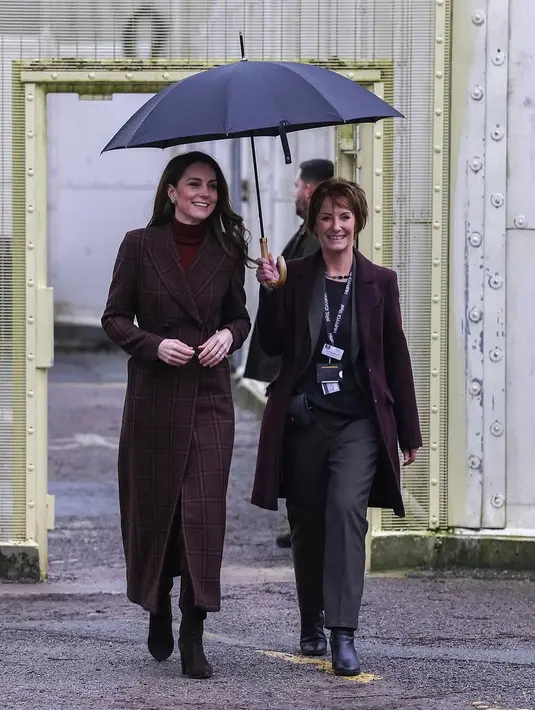 Dengan coat dress berwarna cokelat, Kate Middleton padukan dengan turtleneck dan boots. Jadi outfit musim dingin yang stylish [@princesandprincessofwales]