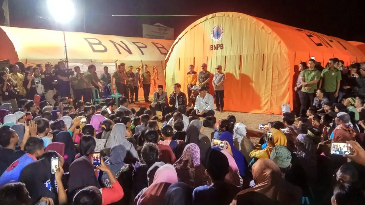 Presiden Joko Widodo atau Jokowi menyambangi korban gempa Lombok, NTB.