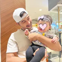 Momen Ali Syakieb momong putri pertamanya, Guzelim Aracelli Ali Syakieb. (Sumber: Instagram/alisyakieb)