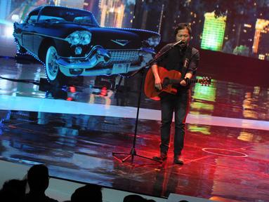 Penyanyi Sandy Sandoro saat membawakan sebuah lagu pada gelaran IBOMA 2016 di Studio 6 Emtek City, Kamis (17/3). IBOMA adalah Ajang penganugerahan unutk insan perfilman Indonesia. (Liputan6.com/Helmi Afandi)