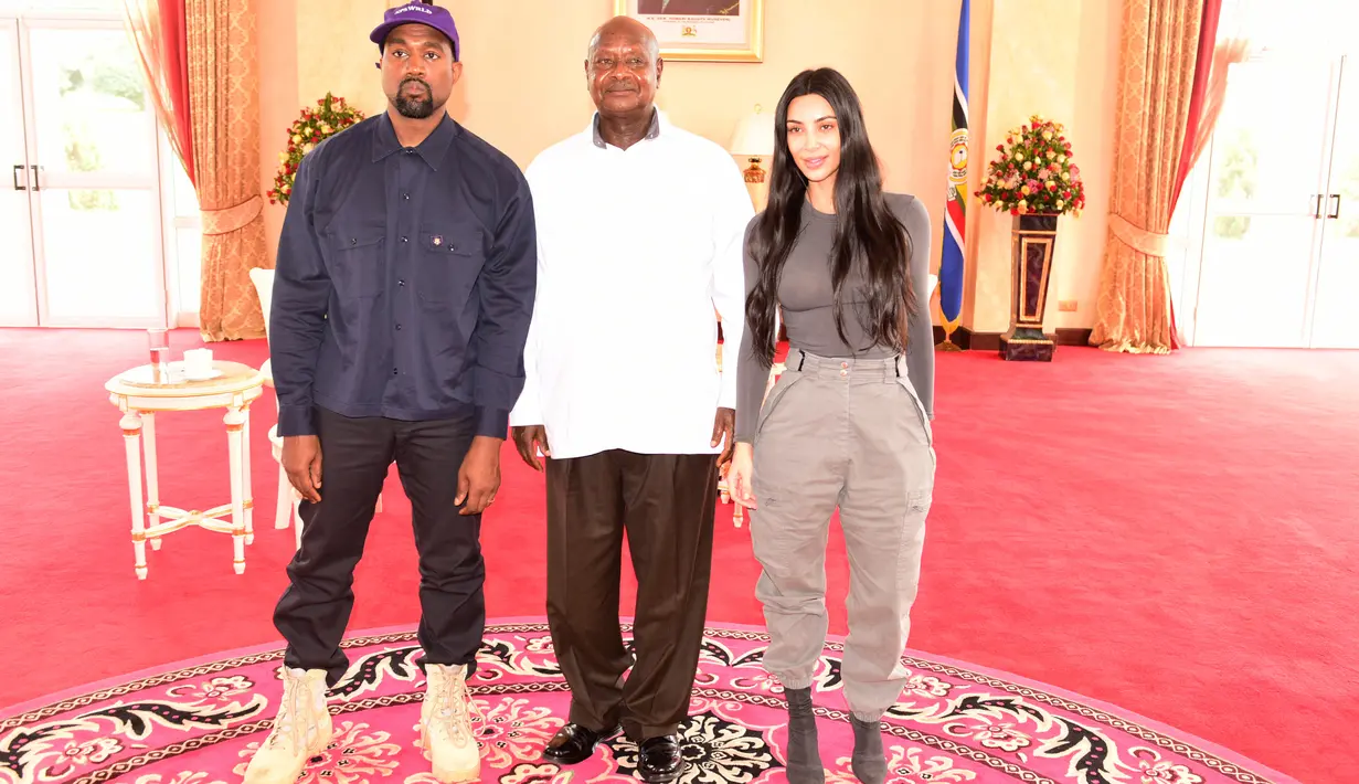 Foto yang dirilis kantor kepresidenan Uganda memperlihatkan pertemuan Presiden Yoweri Museveni dengan penyanyi rap AS, Kanye West dan istrinya Kim Kardashian di Gedung Negara, Entebbe, Senin (15/10).(AFP/UGANDAS PRESIDENTIAL PRESS OFFICE)