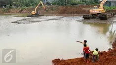 Alat berat tampak di area pembangunan Waduk Brigif di Jagakarsa, Jakarta Selatan, Jumat (29/1/2016). Pemkot Jakarta Selatan sendiri menargetkan 30 lokasi untuk pembangunan Ruang Publik Terpadu Ramah Anak (RPTRA). (Liputan6.com/Yoppy Renato)