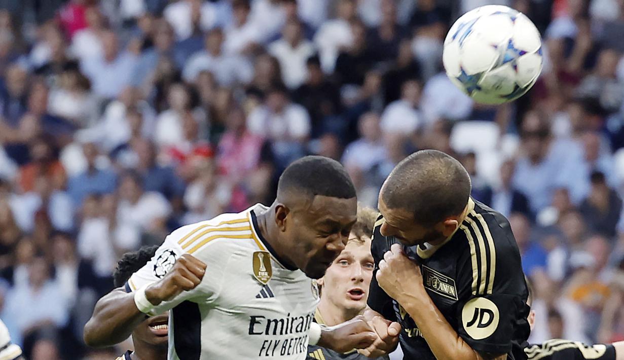 Bek Union Berlin, Leonardo Bonucci, duel udara dengan pemain Real Madrid, David Alaba, dalam matchday 1 Grup C Liga Champions 2023/2024, di Stadion Santiago Bernabeu, Madrid, Rabu (20/9/2023). Berkat aksi tangguhnya di lini pertahanan Union Berlin, Los Blancos hanya mampu menang dengan skor 1-0. (AFP/Oscar Del Pozo)