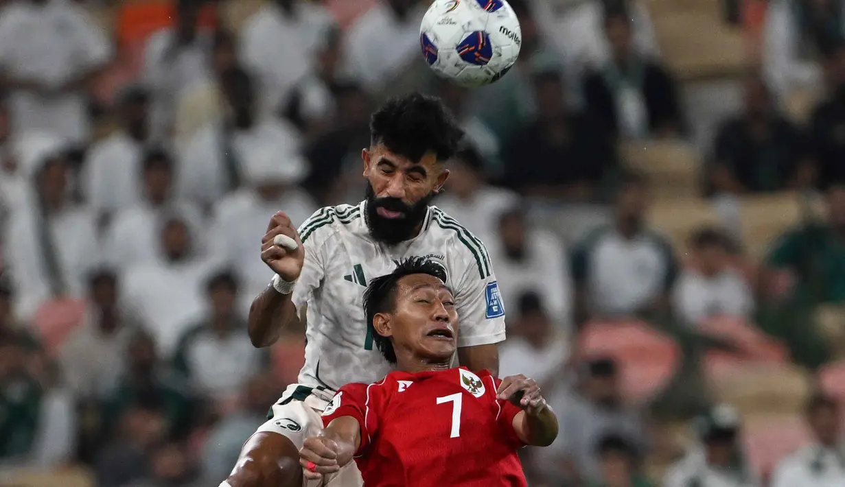 Timnas Indonesia berhasil memperkecil ketinggalan gol lewat eksekusi penalti Kevin Diks pada menit ke-88. Tampak dalam foto, Pemain Arab Saudi Nawaf Bu Washl (atas) menyundul bola melewati pemain Indonesia Beckham Putra Nugraha pada pertandingan pertama Grup B Putaran 4 Kualifikasi Piala Dunia 2026 zona Asia di Stadion Alinma Bank, King Abdullah Sports City, Jeddah, Arab Saudi, Rabu 8 Oktober 2025 waktu setempat atau Kamis (9/10/2025) dini hari WIB. (AP Photo)