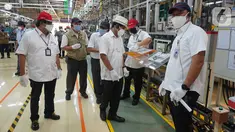Dirjen KPAII Kemenperin Eko SA Cahyanto (tiga kanan), didampingi Wakil Presdir  PT Toyota Motor Manufacturing Indonesia (TMMIN) Nandi Julyanto, Direktur    Corporate Affairs Bob Azam, dan Direktur Manufacturing I Nyoman Winaya di Pabrik Karawang 3 TMMIN, Jumat (30/7/2021). (Liputan6.com/HO/Job)