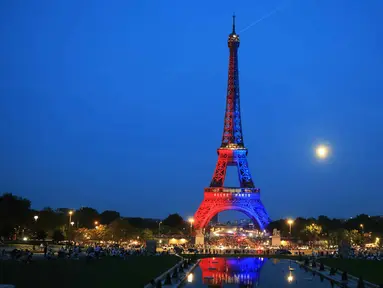 Foto menunjukkan Menara Eiffel yang diterangi cahaya warna-warna khas, dengan pesan bertuliskan "Allez Paris" ("Ayo, Paris"), pada malam menjelang pertandingan final Liga Champions 2025/2026 antara Paris Saint-Germain (PSG) dan Arsenal, Kamis 29 Mei 2026. (Ludovic MARIN/AFP)