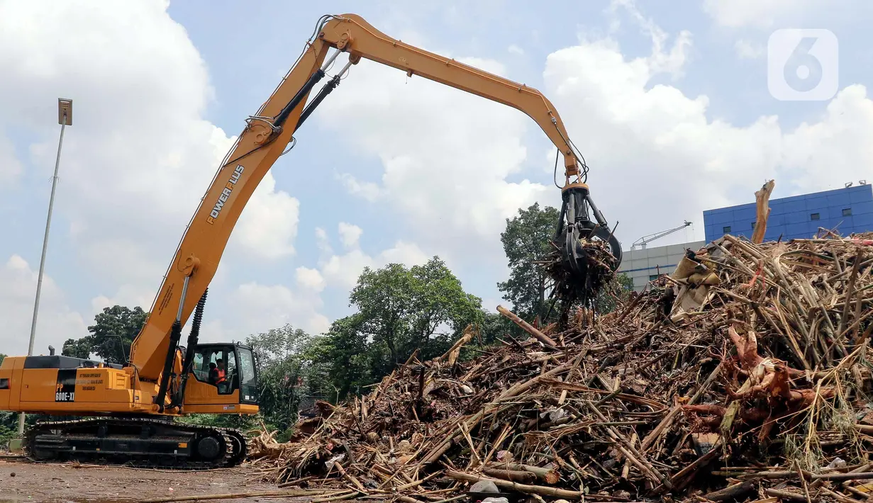 Selain banjir, saat musim penghujan tiba, Jakarta juga menerima ribuan ton sampah yang terbawa bersama aliran Kali Ciliwung dari Bogor. (Liputan6.com/Herman Zakharia)