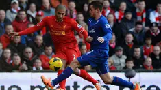 Bek Cardiff City Andrew Taylor mencoba memblokir umpan silang dari bek Liverpool Glen Johnson pada pertandingan sepak bola Liga Utama Inggris antara Liverpool dan Cardiff City di stadion Anfield. Sabtu 21 Desember 2013.(AFP/Paul Ellis)