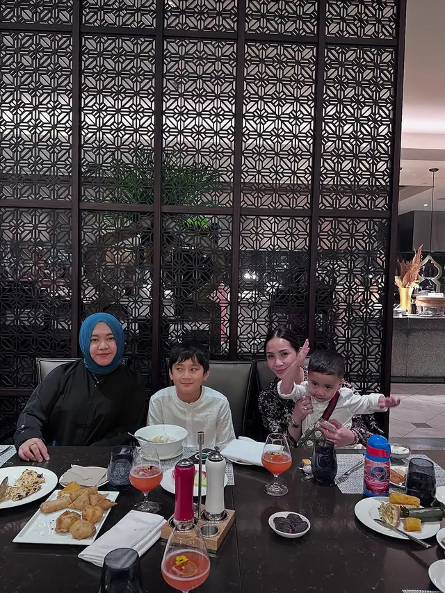 6 Potret Nagita Slavina Bukber Bareng Karyawan, Rafathar dan Rayyanza Ikut Ramaikan