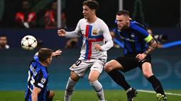 ek Inter Milan, Milan Skriniar (kanan) membayangi gelandang Barcelona, Gavi pada laga Grup C Liga Champions 2022/2023 di San Siro Stadium, Milan (4/10/2022). Milan Skriniar yang musim depan dipastikan meninggalkan Inter Milan setelah 6 musim bersama Nerazzurri saat ini memiliki nilai pasar 60 juta euro atau setara Rp960 miliar. (AFP/Marco Bertorello)