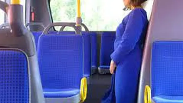 6 Momen Tak Sengaja Motif Baju Sama Dengan Kursi di Bus Ini Kocak
