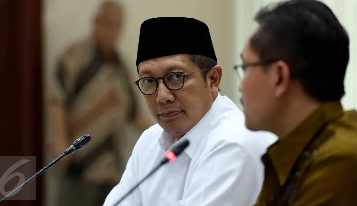 Menteri Agama Lukman Hakim Saifuddin saat jumpa pers terkait ceramah di rumah-rumah Ibadah, Jakarta, Jum'at (28/4). Menag mengatakan dalam ceramah harus berisi berdasarkan pengetahuan keagamaan yang memadai. (Liputan6.com/Johan Tallo)
