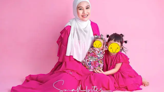 6 Pemotretan Terbaru Keluarga Kecil Kartika Putri, Selalu Harmonis
