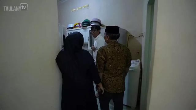 Mangkok Warna-Warni Jadi Pemanis di Atas Lemari