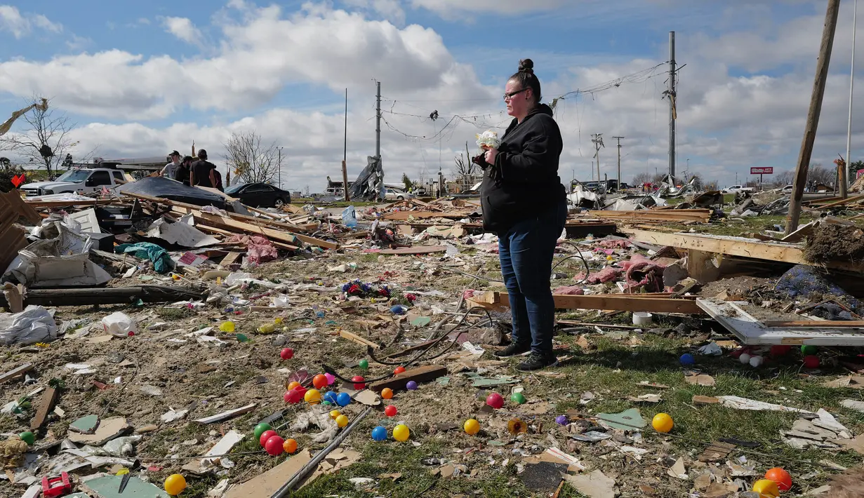 Pihak berwenang setempat menyebutkan, badai tersebut melukai sedikitnya 38 orang di Indiana dan lebih dari 20 orang di Ohio. (Scott Olson/Getty Images North America/Getty Images via AFP)
