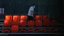 Seorang pekerja yang mengenakan masker untuk membantu mengekang penyebaran virus corona COVID-19 membersihkan kursi di lapangan basket, Beijing, China, Senin (24/8/2020). China telah delapan hari tanpa laporan kasus baru virus corona COVID-19. (AP Photo/Andy Wong)