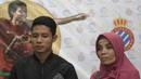 Pesepak bola Indonesia, Evan Dimas, didampingi ibunya, Ana Darmono saat jumpa pers di Kantor Kemenpora. Sang ibunda dengan setia menemani putra sulungnya yang akan merantau ke negeri matador. (Bola.com/Vitalis Yogi Trisna)