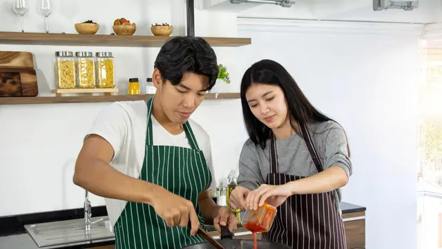 Memasak bersama pasangan