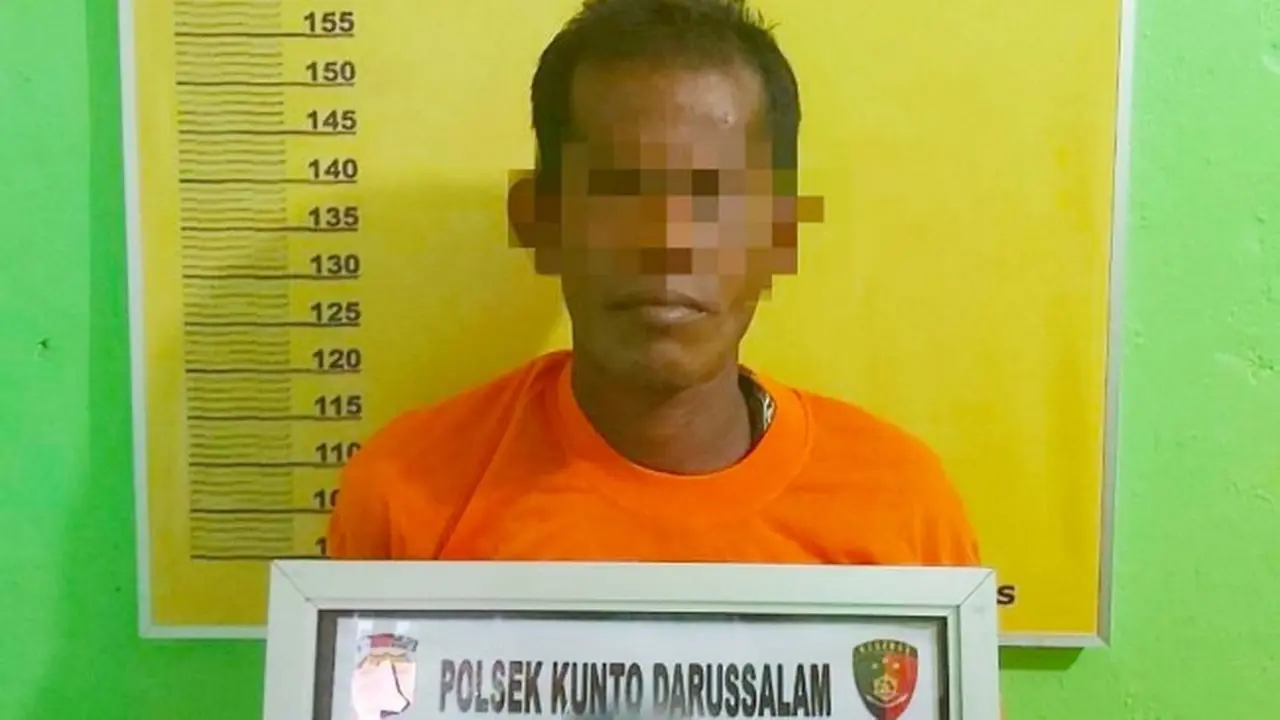 Tersangka ayah hamili anak kandung di Polsek Kunto Darussalam, Kabupaten Rokan Hulu.