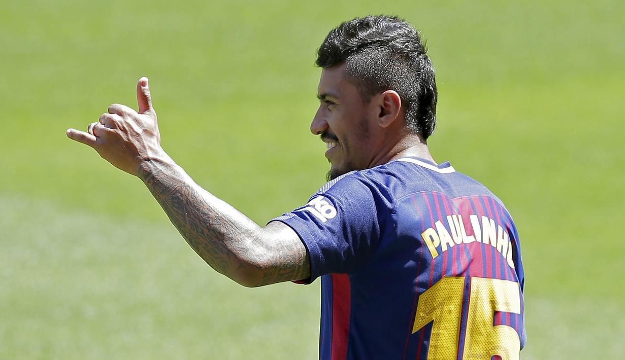 Gelandang baru Barcelona, Paulinho, saat tiba untuk diperkenalkan di Stadion Camp Nou, Kamis (17/7/2017). Pria asal Brasil ini resmi berseragam Barcelona setelah ditebus dari Guangzhou Evergrande. (AP/Manu Fernandez)
