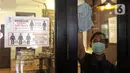 Pekerja mengelap kaca di salah satu restoran di Jakarta, Kamis (29/7/2021). Kepala Dinas Pariwisata dan Ekonomi Kreatif (Disparekraf) DKI Jakarta Gumilar Ekalaya mengatakan, Pemprov DKI Jakarta akan mewajibkan pengunjung salon dan restoran sudah divaksin COVID-19. (Liputan6.com/Faizal Fanani)