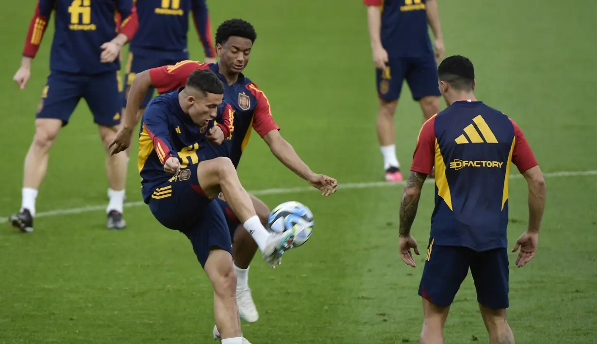 Setelah Spanyol disingkirkan Maroko melalui adu penalti di babak 16 besar Piala Dunia 2022, Luis Enrique mundur dari posisi pelatih. Luis de la Fuente lalu diangkat sebagai pengganti. (Photo by CRISTINA QUICLER / AFP)