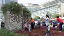 Anak-anak berfoto di area taman dekat Instalasi Gabion saat CFD di kawasan Bundaran Hotel Indonesia, Jakarta, Minggu (25/8/2019). Pengadaan Instalasi Gabion ini menggunakan Anggaran Pendapatan dan Belanja Daerah (APBD) Dinas Kehutanan DKI sebesar Rp 150 juta. (Liputan6.com/Helmi Fithriansyah)