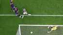 Luis Suarez mencetak gol kedua bagi Barcelona. (REUTERS/Michael Dalder)