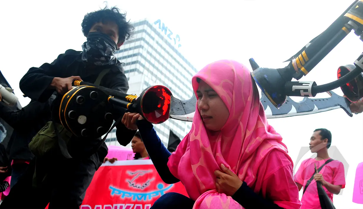 Sejumlah mahasiswa melakukan aksi menolak ISIS di Car Free Day, Bundaran HI, Jakarta, Minggu (15/3/2015). Mereka melakukan aksi teaterikal sebagai bentuk sindiran terhadap kekejaman ISIS. (Liputan6.com/Yoppy Renato) 